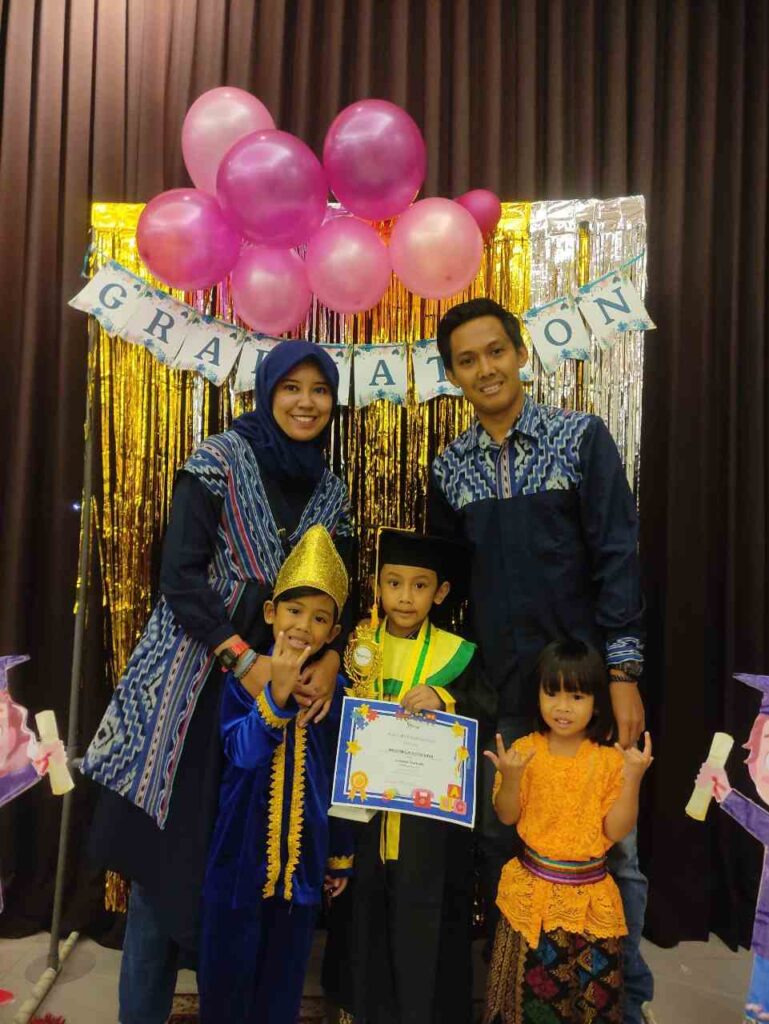 acara wisuda happy feet