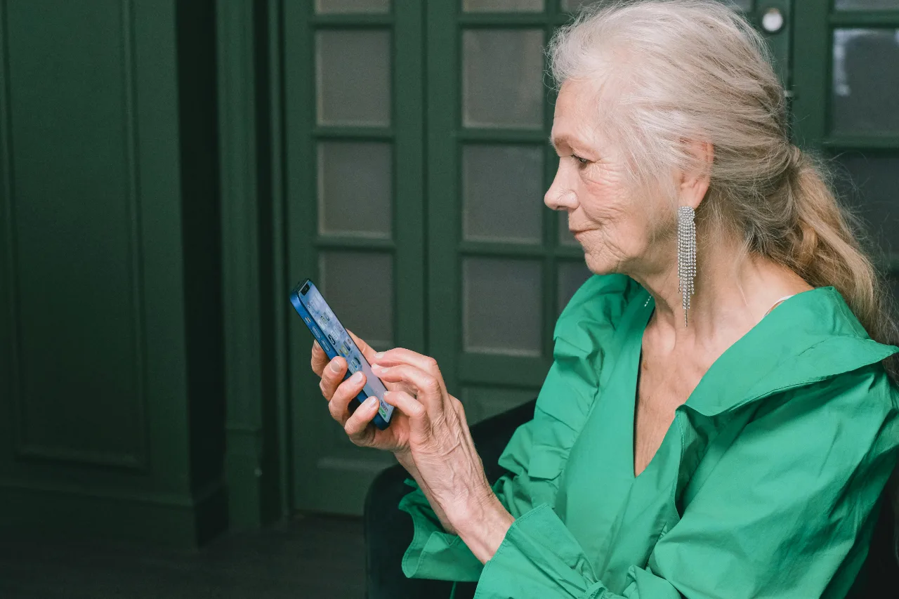 Ini Tips Memilih Smartphone untuk Lansia, Biar Ngga Bingung Pakai HP Baru